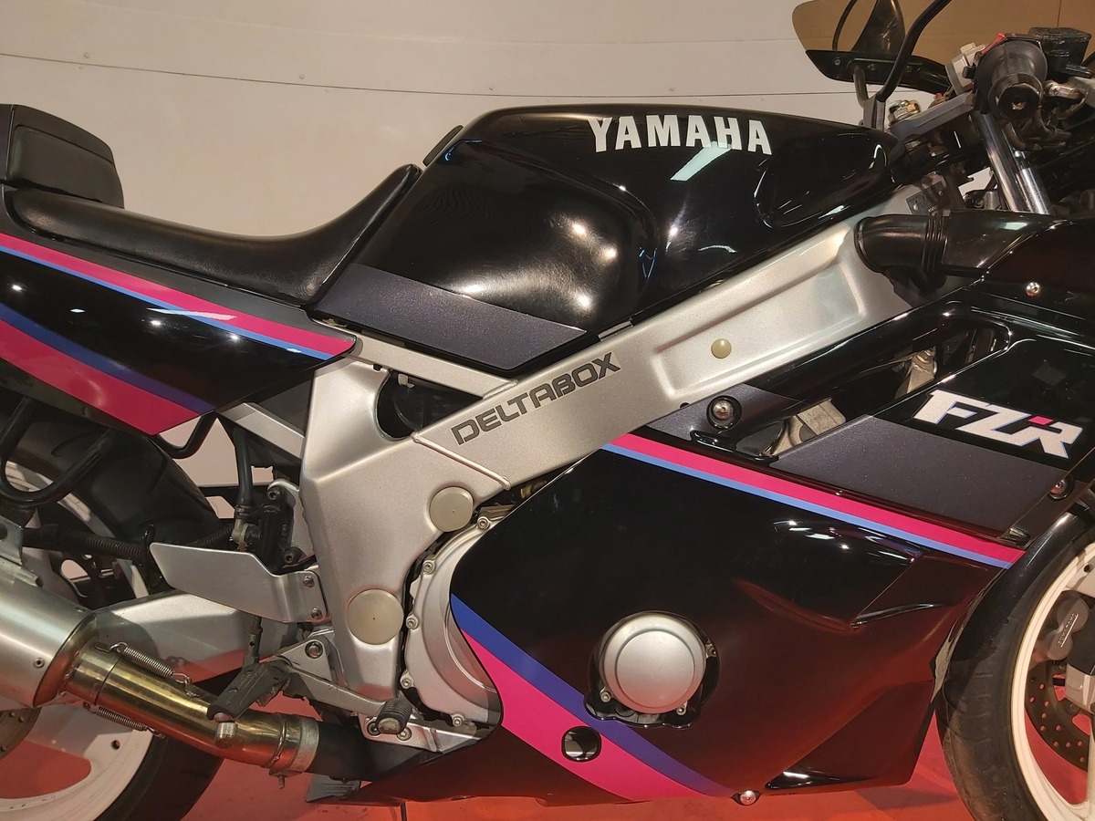 YAMAHA FZR 600